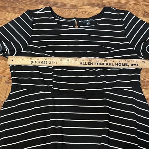 Torrid women’s plus size short sleeve top. Size 00. - Picture 5 of 7